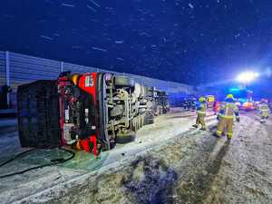widzimy przewrócony pojazd ciężarowy na boku.