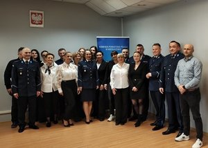 widzimy pracowników cywilnych wieruszowskiej komendy oraz policjantów na wspólnym zdjęciu.