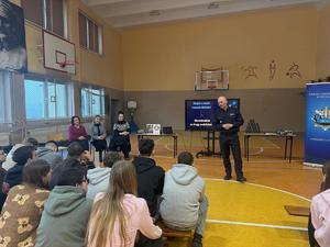 widzimy uczestników spotkania wraz z młodzieżą na sali gimnastycznej.