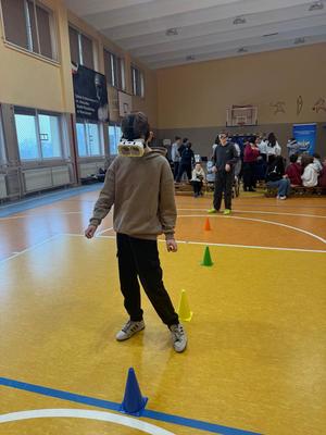 widzimy uczestnika pokonującego tor przeszkód.