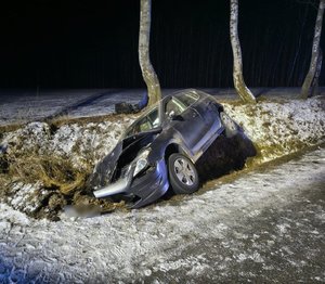 widzimy osobowy pojazd w rowie w miejscu zdarzenia.