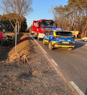 widzimy policyjny radiowóz i wóz straży pożarnej stojące na drodze.