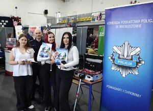 widzimy policjantów rozmawiających z młodzieżą, widać policyjne stoisko promocyjne.