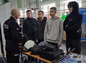 widzimy policjantów rozmawiających z młodzieżą, widać policyjne stoisko promocyjne.