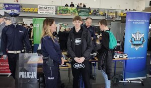 widzimy policjantów rozmawiających z młodzieżą, widać policyjne stoisko promocyjne.