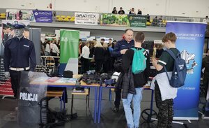 widzimy policjantów rozmawiających z młodzieżą, widać policyjne stoisko promocyjne.