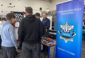 widzimy policjantów rozmawiających z młodzieżą, widać policyjne stoisko promocyjne.