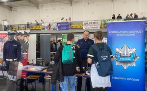 widzimy policjantów rozmawiających z młodzieżą, widać policyjne stoisko promocyjne.