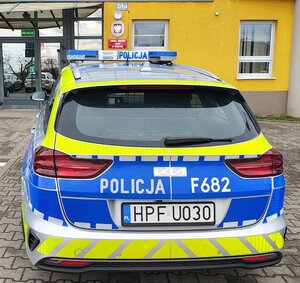 widzimy radiowóz na tle komendy.