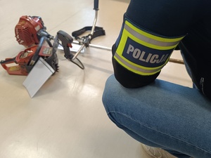 na zdjęciu widnieją skradziona pilarka spalinowa oraz kosa spalinowa