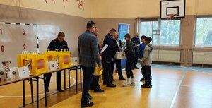 widzimy uczestników otrzymujących nagrody od przedstawicieli instytucji policji, starostwa, szkoły.