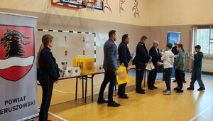 widzimy uczestników otrzymujących nagrody od przedstawicieli instytucji policji, starostwa, szkoły.