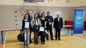 widzimy uczestników otrzymujących nagrody od przedstawicieli instytucji policji, starostwa, szkoły.