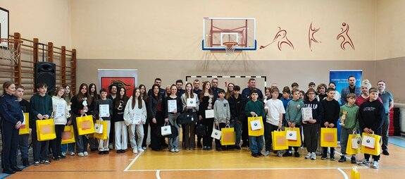 widzimy zdjęcie grupowe wszystkich uczestników wraz z opiekunami i przedstawicielami instytucji.