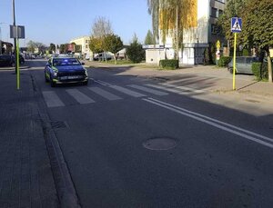 widzimy radiowóz przed przejściem dla pieszych.