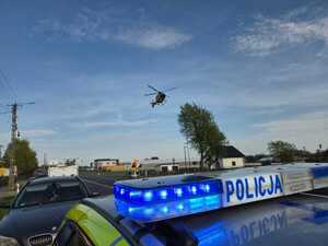 widzimy radiowóz oraz helikopter.