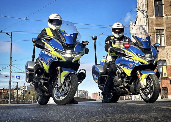 widzimy policjantów pełniący służbę na motocyklach