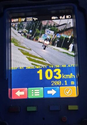 widzimy kierującego motocyklem jadącego drogą i pomiar jego prędkości 103 kilometrów na godzinę.