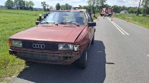 widzimy stojące na jezdni uszkodzone Audi.