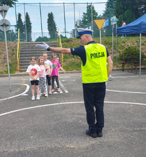 widzimy policjanta kierującego ruchem drogowym.