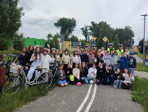 grupowe zdjęcie dzieci na miasteczku ruchu drogowego.