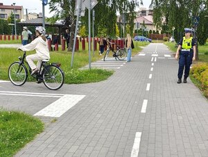widzimy uczestnika jadącego rowerem na miasteczku ruchu drogowego.