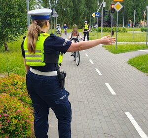 widzimy uczestnika jadącego rowerem na miasteczku ruchu drogowego.