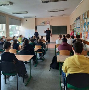 widzimy dzielnicowych prowadzących spotkanie z dziećmi.