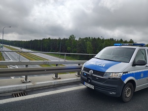 widzimy busa policyjnego na wiadukcie drogi.,