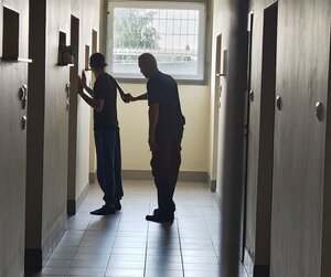 widzimy zatrzymanego i policjanta samosprawdzającego mężczyznę.