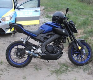 widzimy motocykl oraz radiowóz.