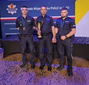 widzimy policjantów uczestniczących w konkursie trzymających puchary wraz z Komendantem Powiatowym młodszym inspektorem Benedyktem Andrzejakiem.