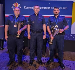 widzimy policjantów uczestniczących w konkursie trzymających puchary wraz z Komendantem Powiatowym młodszym inspektorem Benedyktem Andrzejakiem.
