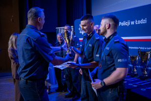 policjantom wręczane są nagrody i składane gratulacje.