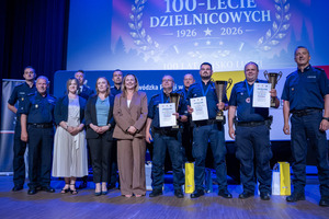 widzimy odznaczonych policjantów oraz zaproszonych gości.