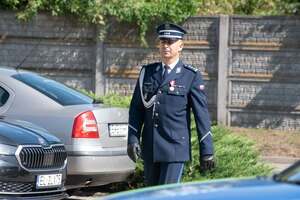 widzimy maszerującego policjanta na parkikgu.