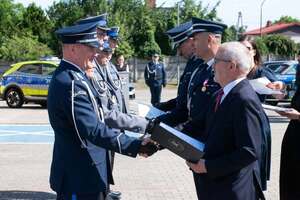 widzimy szereg policjantów oraz Starostę i komendantów wręczających odznaczenia policjantom.