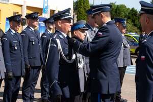 widzimy szereg policjantów oraz Starostę i komendantów wręczających odznaczenia policjantom.