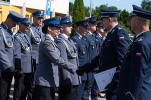 widzimy szereg policjantów oraz Starostę i komendantów wręczających odznaczenia policjantom.