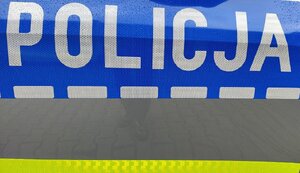 widzimy napis na drzwiach radiowozu Policja.
