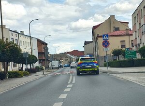 widzimy jadący radiowóz w rejonie przejścia dla pieszych.