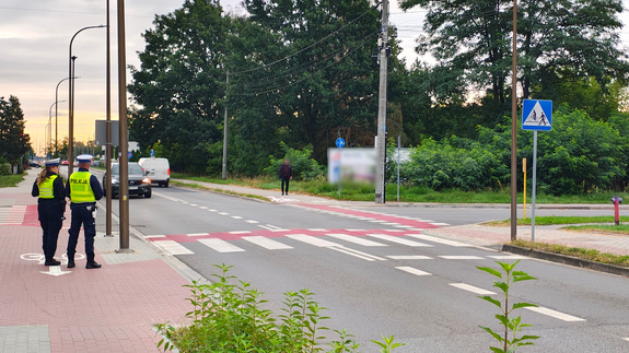 widzimy policjantów w rejonie przejścia dla pieszych.