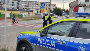 widzimy policjantów w rejonie przejścia dla pieszych.