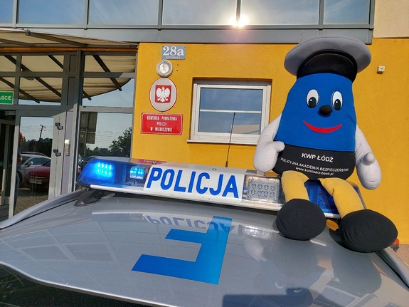 widzimy maskotkę na dachu radiowozu.