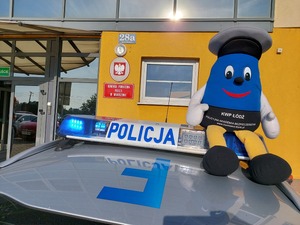 widzimy maskotkę na dachu radiowozu.