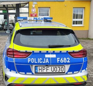 widzimy radiowóz przed budynkiem komendy.