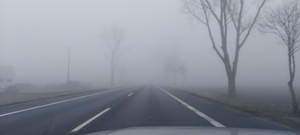 widzimy drogę na której jest gęsta mgła.