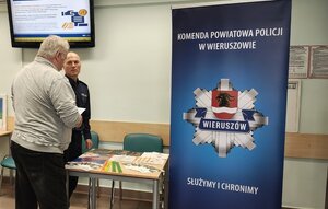 widzimy policjanta,  oraz męzczyznę podczas rozmowy.