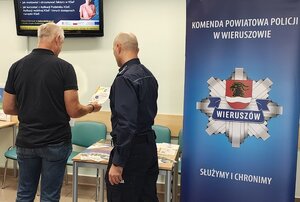 widzimy policjanta oraz męzczyznę podczas rozmowy.