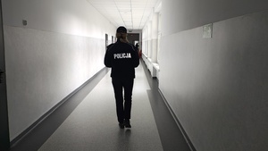 widzimy policjantkę idącą korytarzem.